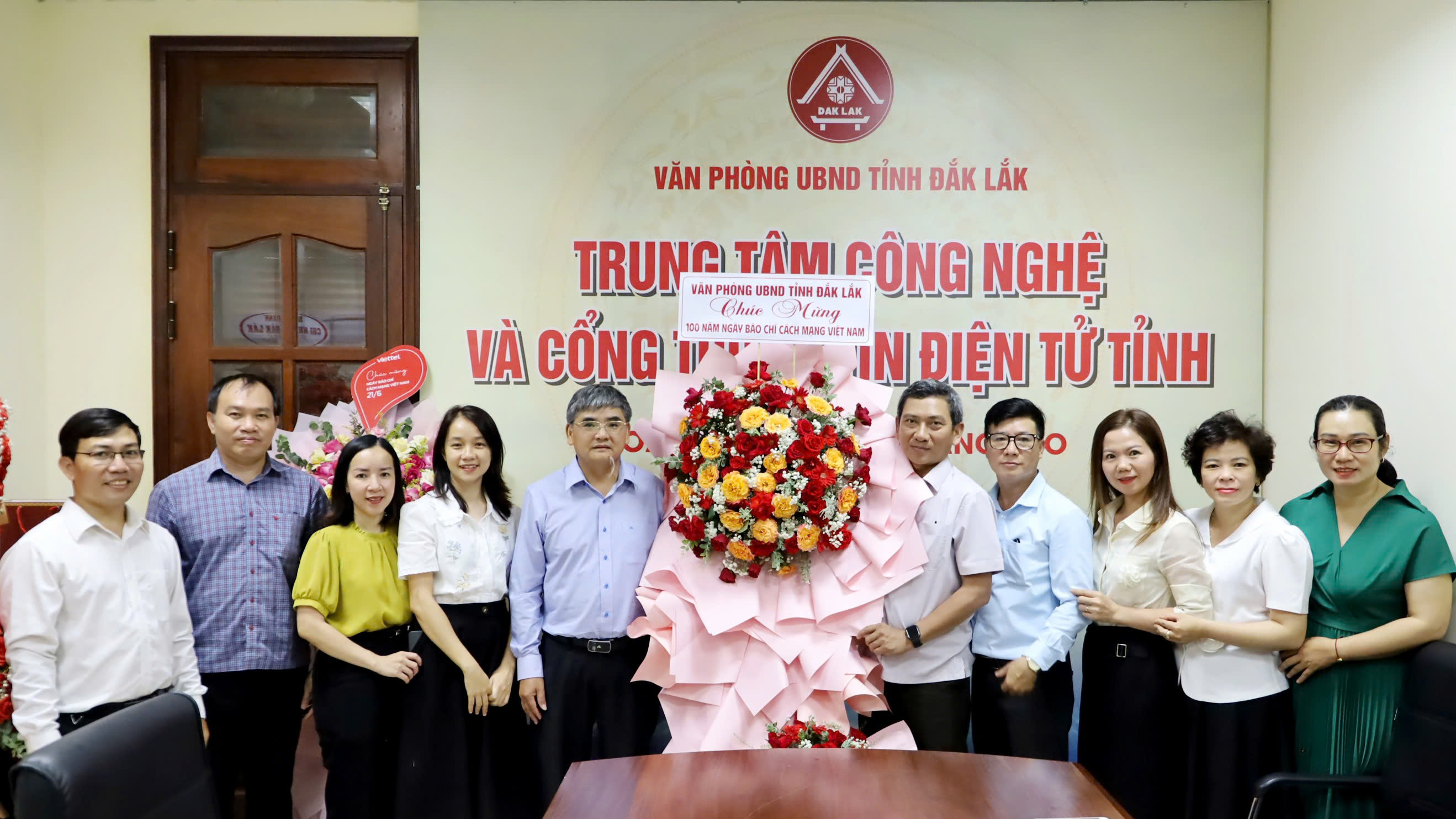 Lãnh đạo Văn phòng UBND tỉnh chúc mừng Trung tâm Công nghệ và Cổng thông tin điện tử tỉnh nhân kỷ niệm 100 năm Ngày Báo chí cách mạng Việt Nam